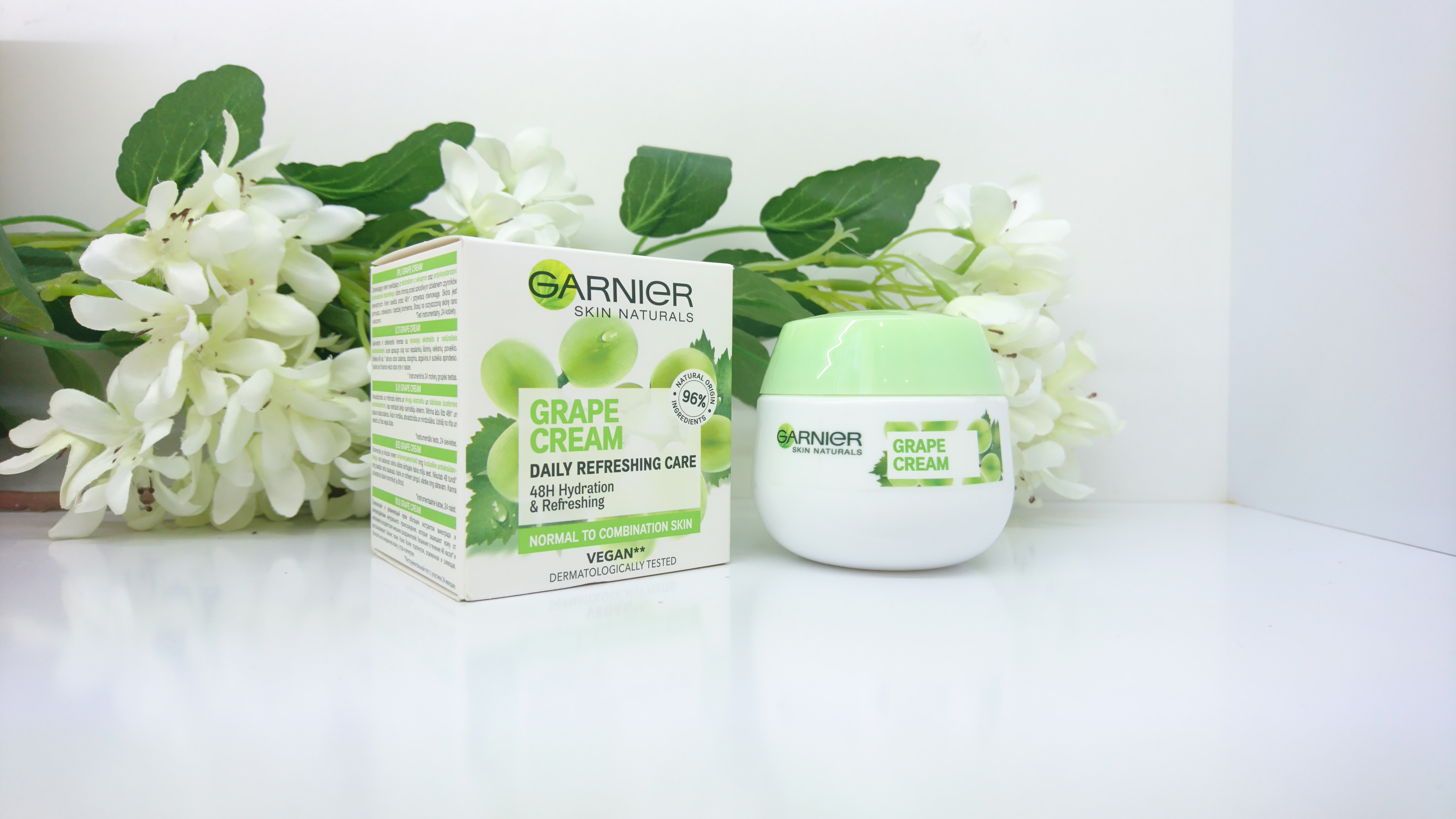 کرم مرطوب کننده و آبرسان گارنیر GARNIER حاوی عصاره انگور با فرمولاسیون طبیعی